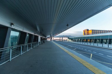 Saint-Petersburg, Rusya, 30 Nisan 2020: Terk edilmiş Pulkovo havaalanındaki boş bir otobüs durağının yan görüntüsü. Uluslararası uçuşlar koronavirüs nedeniyle iptal edildi