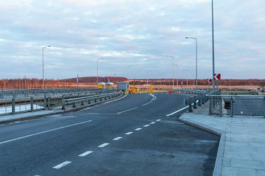 Saint-Petersburg, Rusya, 30 Nisan 2020: Boş Pulkovo Uluslararası Havaalanı - dış bina. Uluslararası uçuşlar koronavirüs salgını nedeniyle iptal edildi.