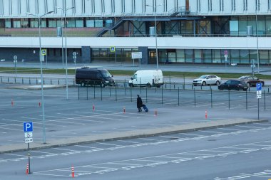 Saint-Petersburg, Rusya, 30 Nisan 2020: Pulkovo Uluslararası Havaalanı 'ndaki boş otopark. Uluslararası uçuşlar koronavirüs salgını nedeniyle iptal edildi.
