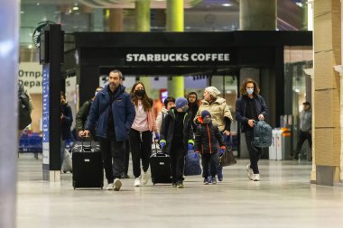 Saint-Petersburg, Rusya, 30 Nisan 2020: Pulkovo Uluslararası Havaalanı 'nda yürüyen maskeli bir grup insan. Koronavirüs salgını nedeniyle uluslararası uçuşlar iptal edildi.