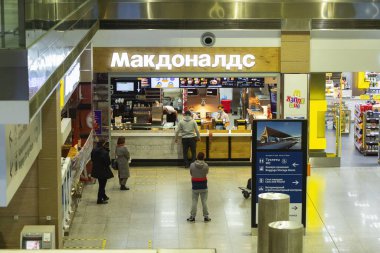 Saint-Petersburg, Rusya, 30 Nisan 2020: Pulkovo havaalanındaki Macdonalds bayilik restoranına yukarıdan bakıldığında, müşteriler için modern personel sistemlerine sahip