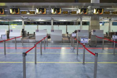 Saint-Petersburg, Rusya, 30 Nisan 2020: Pulkovo havaalanı terminalinde boş kayıt gişeleri. Coronavirus salgını sebebiyle Covid-19 uluslararası salgın seyahat kısıtlamaları. Seyahat endüstrisi mali kriz.