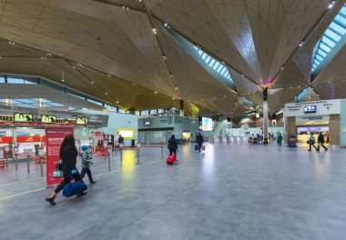 Saint-Petersburg, Rusya, 30 Nisan 2020: Pulkovo Uluslararası Havaalanı 'ndaki boş otopark. Uluslararası uçuşlar koronavirüs salgını nedeniyle iptal edildi.