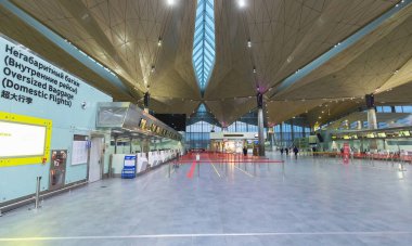 Saint-Petersburg, Rusya, 30 Nisan 2020: Pulkovo havaalanı terminalinde boş kayıt gişeleri. Coronavirus salgını sebebiyle Covid-19 uluslararası salgın seyahat kısıtlamaları. Seyahat endüstrisi mali kriz.