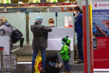 Saint-Petersburg, Rusya, 30 Nisan 2020: Pulkovo Uluslararası Havaalanı 'ndaki kayıt masasındaki insanlar. Coronavirüs nedeniyle uluslararası uçuşlar iptal edildi