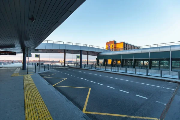 Saint-Petersburg, Rusya, 30 Nisan 2020: Terk edilmiş Pulkovo havaalanındaki boş bir otobüs durağının yan görüntüsü. Uluslararası uçuşlar koronavirüs nedeniyle iptal edildi