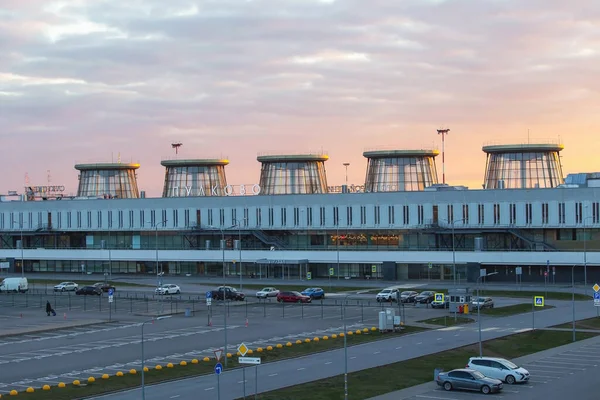 San Petersburgo Rusia Abril 2020 Aparcamiento Vacío Aeropuerto Internacional Pulkovo — Foto de Stock