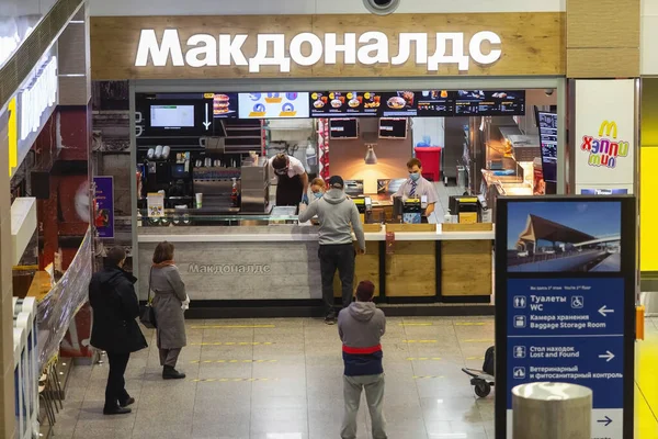 São Petersburgo Rússia Abril 2020 Estacionamento Vazio Aeroporto Internacional Pulkovo — Fotografia de Stock