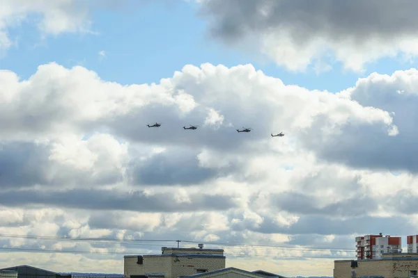 Tegen Een Zucht Groep Militaire Helikopters Lucht Voorbereidingen Voor Parade — Stockfoto