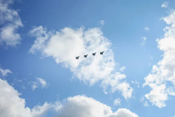 Een Groep Oorlogsvliegtuigen Die Aan Blauwe Lucht Vliegen Voorbereidingen Voor — Stockfoto