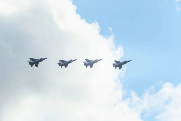 Grupa Samolotów Lecących Nad Błękitnym Niebem Przygotowania Parady Maja — Zdjęcie stockowe
