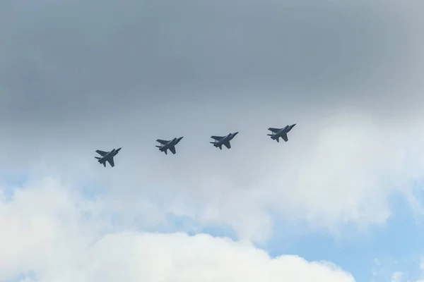 Een Groep Oorlogsvliegtuigen Die Aan Blauwe Lucht Vliegen Voorbereidingen Voor — Stockfoto