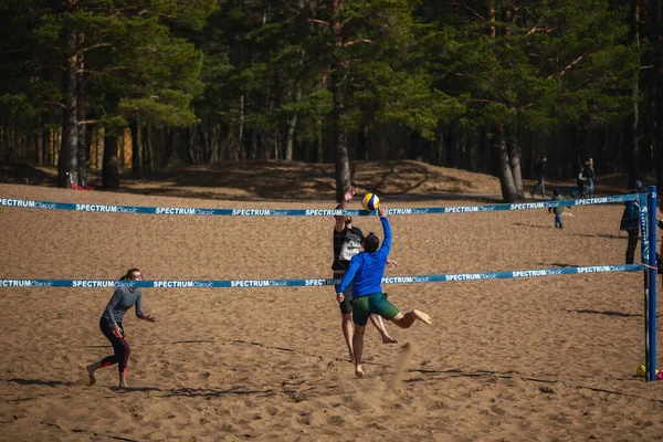 Petersburg Rosja Maja 2020 Zwykli Ludzie Grający Siatkówkę Plażową Wybrzeżu — Zdjęcie stockowe