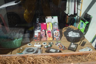 Saint-Petersburg, Rusya - Mayıs 12020: telefon kulübeleri için dükkan penceresinin görüntüsü. Şık akıllı telefon aksesuarları pencere kenarında yatıyor.