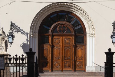 Saint-Petersburg, Rusya - Mayıs 12020: Nevsky Prospekt 'teki Kilisenin ön kapıları