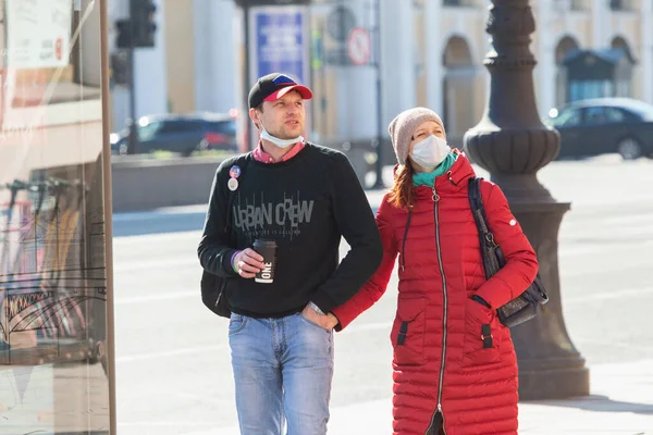 San Petersburgo Rusia Mayo 2020 Pareja Joven Enmascarada Que Camina — Foto de Stock