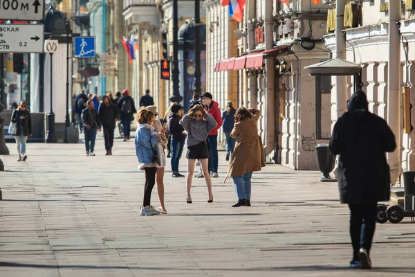 Санкт Петербург Россия Мая 2020 Года Люди Ходят Теплый Солнечный — стоковое фото