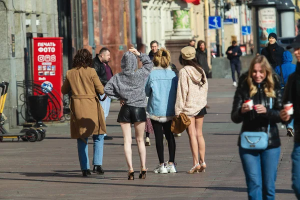 São Petersburgo Rússia Maio 2020 Pessoas Caminham Dia Ensolarado Quente — Fotografia de Stock