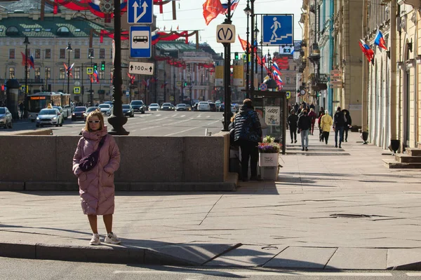 São Petersburgo Rússia Maio 2020 Pessoas Caminham Longo Nevsky Prospekt — Fotografia de Stock