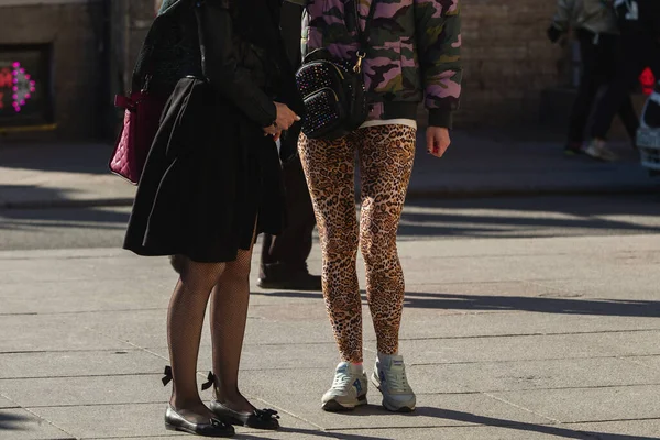 Sankt Petersburg Russland Mai 2020 Zwei Gesichtslose Mädchen Leopardenmuster Und — Stockfoto