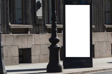 ABD 'de açık hava reklamları için otobüs durağı reklamı. Tuğla kaldırım, trafik, arka plandaki insanlar.