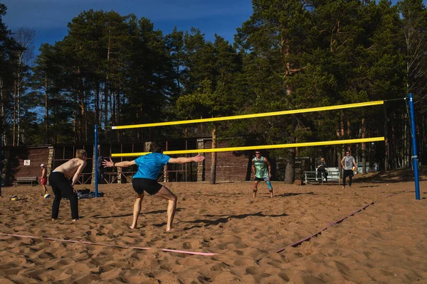 San Petersburgo Rusia Mayo 2020 Gente Común Jugando Voleibol Playa —  Fotos de Stock