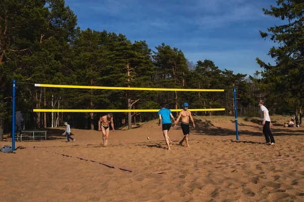 Sankt Petersburg Rosja Maja 2020 Zwykli Ludzie Grający Siatkówkę Plażową — Zdjęcie stockowe