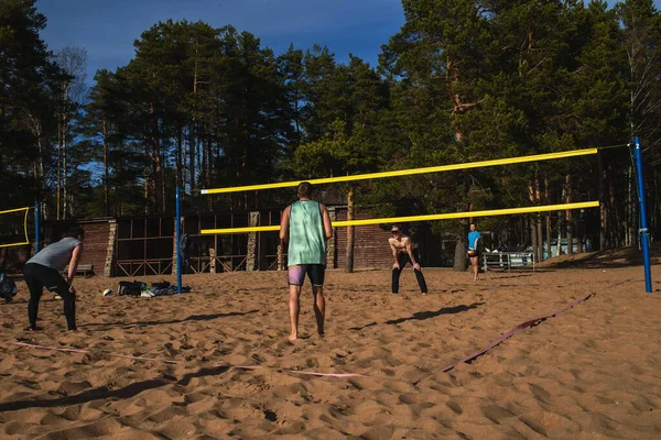 São Petersburgo Rússia Maio 2020 Pessoas Comuns Jogando Vôlei Praia — Fotografia de Stock