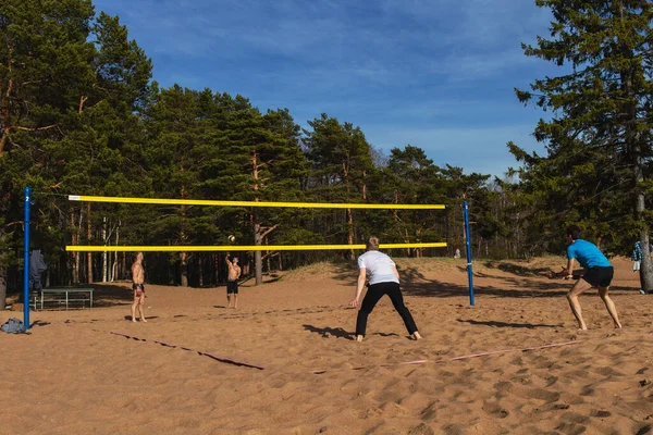 Sankt Petersburg Rosja Maja 2020 Zwykli Ludzie Grający Siatkówkę Plażową — Zdjęcie stockowe