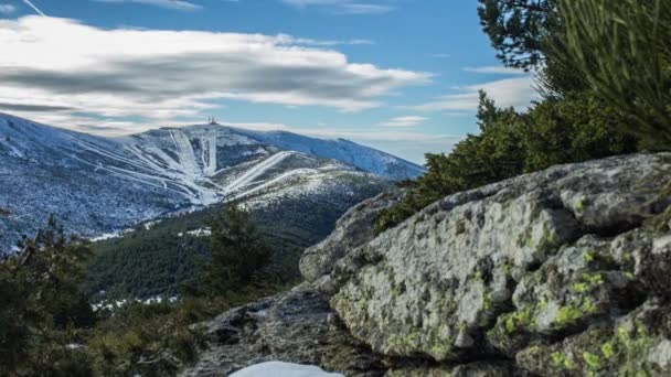 Verschneite Skipisten Mit Wolken — Stockvideo