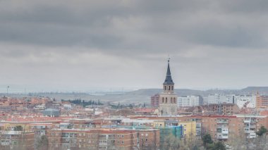 Kilise gri bulutlar ile