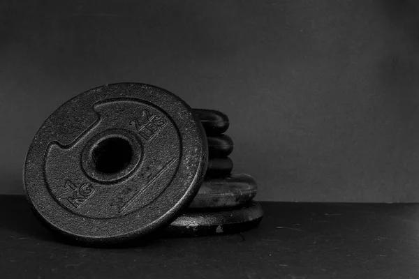 Гантели с черными дисками для тонуса тела — стоковое фото