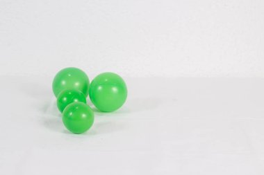 Çocuk plastik toplar ve beyaz arka plan renkleri