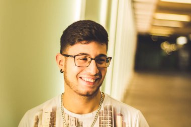 Şehir tarafından poz gözlüklü genç esmer