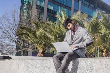 Açık havada çalışan güneşli bir günde iş adamları
