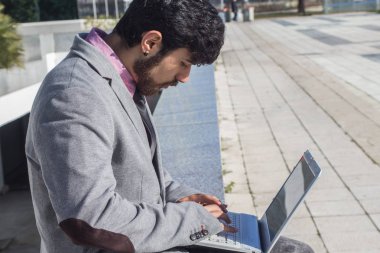Açık havada çalışan güneşli bir günde iş adamları