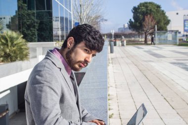 Açık havada çalışan güneşli bir günde iş adamları