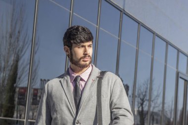 Açık havada çalışan güneşli bir günde iş adamları