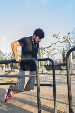 Sakal eğitim fitness açık havada ile genç esmer