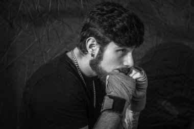 Bandaj ve maçlar için eldiven ile boksör atlet