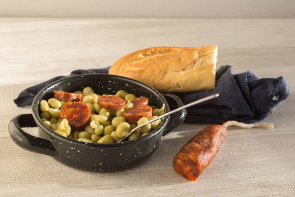 Chorizo ve ekmek ile sulu fasulye güveç
