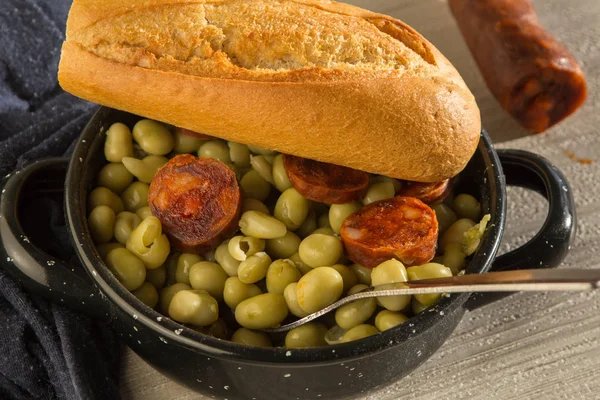 Chorizo ve ekmek ile sulu fasulye güveç