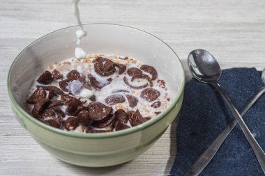 zengin kahvaltı kase tahıl, çikolata ve süt