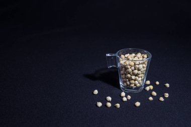 Nohut ile cam siyah bir arka plan üzerine döktüm