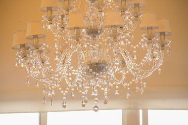 Avize avize, bir parti veya büyük oda için tipik