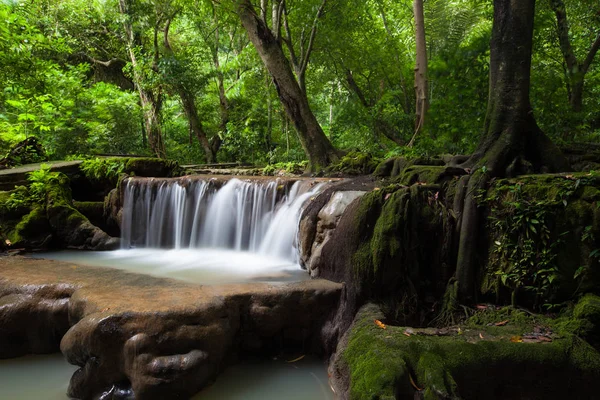 Cachoeira bonita na estação chuvosa em Than Bok Khorani nacional — Fotografia de Stock