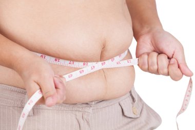 şişman kadın karnında beyaz arka plan ölçme