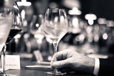 siyah ve beyaz yandan Restoran beyaz şarap akşam yemeği ile
