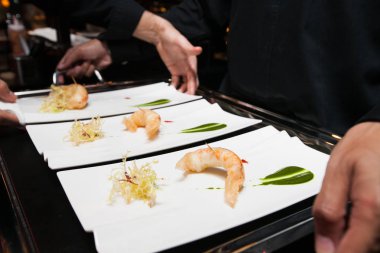 Şef yemek tepsi önce garson tarafından yaptı koymak