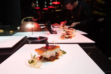 Akşam yemeği için yemek otel ya da Restoran mutfak şefi